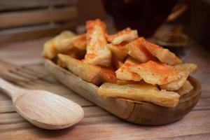 tela tela è un' cibo originario a partire dal Indonesia quale è fatto a partire dal fritte manioca e cosparso con baldo stagionatura polvere foto