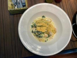 vicino su delizioso e gustoso pollo e spinaci pasta con tartufo olio foto