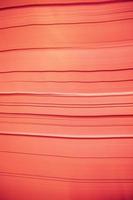 astratto sfondo di rosso carta fogli, vicino su, verticale Immagine foto