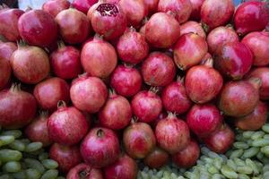 maturo rosso Melograno frutta nel il mercato. Melograno struttura sfondo foto