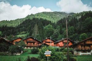 di legno capanna nel il Alpi con montagne nel il sfondo panorama foto