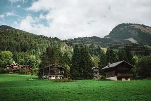 di legno capanna nel il Alpi con montagne nel il sfondo panorama foto