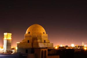 yazd tetti panorama con stellato notte. musulmano architettura cupola edifici e arte foto