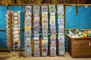 esfahan, mi sono imbattuto - 15 Maggio, 2022 - fatto a mano iraniano piastrella Souvenirs In piedi con bellissimo design piastrelle per regalo per acquistare nel Isfahan piazza foto