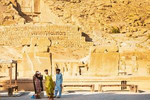 turista di antico rovine con blu cielo sfondo. persepoli, iran. antico persiano città. Persepolis popolare turista destinazione nel mezzo est foto