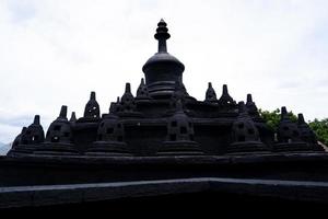 batu-indonesia, gennaio 2, 2023. selettivo messa a fuoco di replica di Borobudur tempio stupa collocato nel eco verde parco. foto