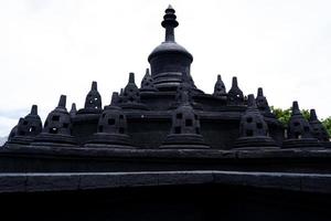batu-indonesia, gennaio 2, 2023. selettivo messa a fuoco di replica di Borobudur tempio stupa collocato nel eco verde parco. foto