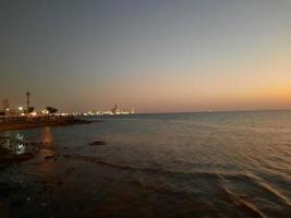 bellissimo sera e colorato tramonto a jeddah corniola. foto