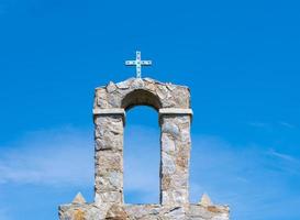 cristiano attraversare su superiore di il pietra campana Torre foto