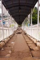 pedone ponte a jakarta Indonesia foto