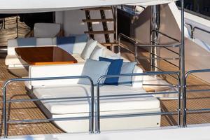 lusso yacht. confortevole costoso di legno design per vacanza ricreazione turismo o viaggio e ricchezza concetto. foto