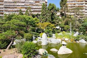 monte Carlo - giapponese giardino con il città nel il sfondo foto