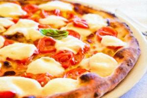 creativo illustrazione nel Vintage ▾ acquerello design - Pizza margherita con Mozzarella formaggio, basilico e pomodori. foto