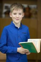 scolaro, mezzo scuola alunno con un' libro. foto