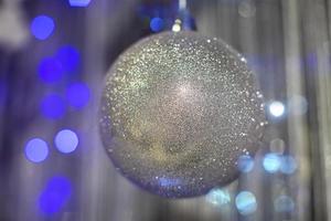 argento brillante Natale palla su colorato sfondo foto