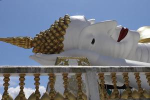 wat quello noi, nakhon SI tammarat, Tailandia, febbraio 2023, avvicinamento di grande bianca reclinabile Budda a wat quello noi. foto