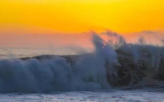 colorato d'oro tramonto grande onda e spiaggia puerto escondido Messico. foto