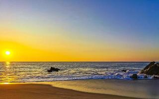 colorato d'oro tramonto grande onda e spiaggia puerto escondido Messico. foto