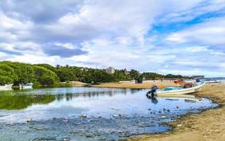 puerto escondido oaxaca Messico 2022 sporco verde inquinata e spazzatura fiume nel puerto escondido Messico. foto