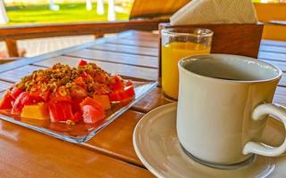 prima colazione a ristorante frutta con fiocchi d'avena arancia succo e caffè. foto