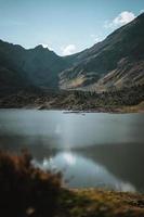spettacolare lago nel il Alpi durante autunno foto