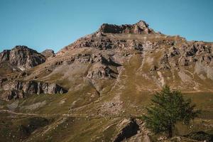 maestoso montagne nel il Alpi coperto con alberi e nuvole foto