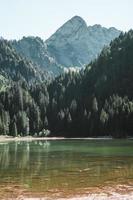 spettacolare lago nel il Alpi durante autunno foto