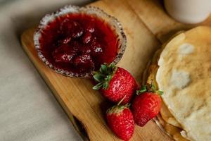 Pancakes con fragola marmellata, prima colazione foto