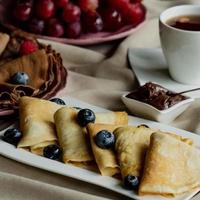 classico e cioccolato Pancakes con frutti di bosco e frutta per colazione, cioccolato, Tè, foto