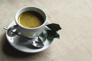 caffè con menta sciroppo e latte foto