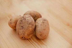 crudo patate su un' di legno tavolo foto