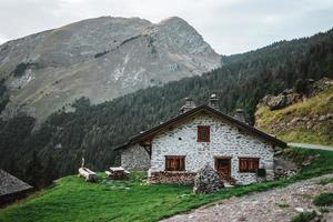 di legno capanna nel il Alpi con montagne nel il sfondo panorama foto