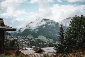 maestoso montagne nel il Alpi coperto con alberi e nuvole foto