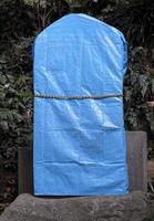 monumento nascosto come esso è avvolto nel un' blu tessuto a un' giapponese santuario nel enoshima foto