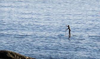 In piedi su pagaia a il costa di enoshima, Giappone foto