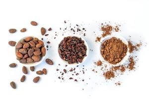 semi di fave di cacao, fave di cacao e polvere di cacao su sfondo bianco foto