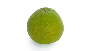 verde pomelo isolato su bianca sfondo. il maggiore agrume frutta. foto