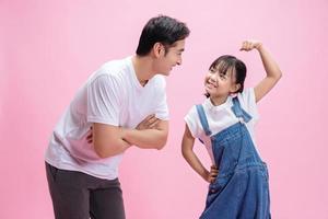 Immagine di asiatico padre e figlia su sfondo foto