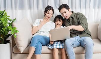 giovane asiatico famiglia foto