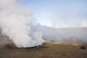 geyser sol de manana in bolivia foto