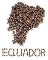 mappa di equador fatta di chicchi di caffè tostati isolati su sfondo bianco foto