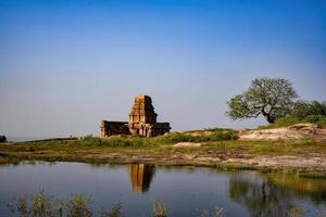 superiore shivalaya tempio su superiore di poggio quale era costruito di il badami chalukya nel badami, Karnataka, India foto