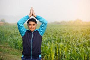 bello asiatico uomo allenamenti all'aperto, corpo allungamento. yoga. caldo su prima o freddo giù dopo esercizio. concetto, Salute cura. sportivo.creativo attività. dare tempo per te stesso. foto