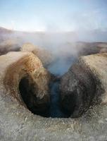 geyser sol de manana in bolivia foto