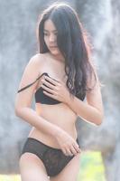 ritratto di asiatico sexy donna indossare bikini a all'aperto, estate concetto, stile di vita di moderno donne foto