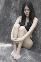 ritratto di asiatico sexy donna indossare bikini a all'aperto, estate concetto, stile di vita di moderno donne foto