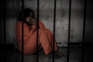 mani di donne disperato per catturare il ferro prigione, prigioniero concetto, Tailandia gente, speranza per essere gratuito, se il violare il legge voluto essere arrestato e incarcerato. foto
