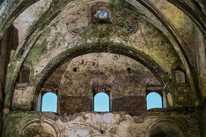 il rovine di un' greco Cattedrale nel un abbandonato fantasma cittadina vicino fethiye nel tacchino. luogo di il antico greco città di karmilisos 18 ° secolo, estate vacanza stagione foto