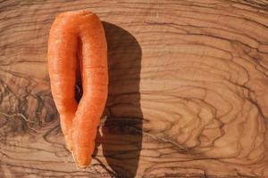 appena raccolto biologico carote a partire dal il azienda agricola su un' di legno taglio asse, luminosa luce del sole, superiore Visualizza con copia spazio, preparazione un' piatto foto