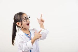 Asia poco ragazza giocando medico isolato su bianca foto